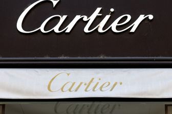 I gioielli di Cartier se ne infischiano dei dazi. Vendite sudel 10%
