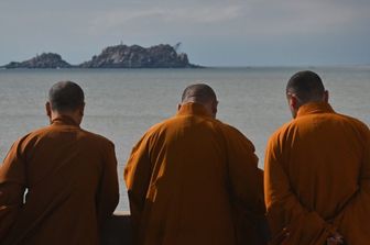 Fa sesso con almeno 9 monaci buddhisti e li ricatta. Arrestata in Thailandia