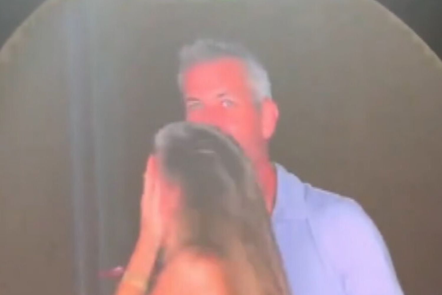 Sospesi dal lavoro gli amanti pizzicati al concerto dei Coldplay