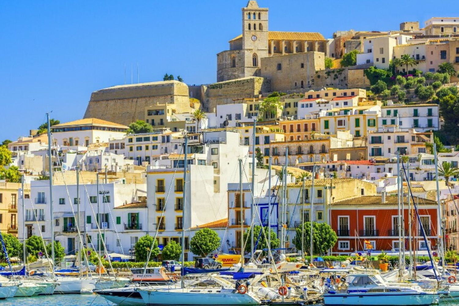 Ibiza è sovraffollata: stop alle auto dei turisti