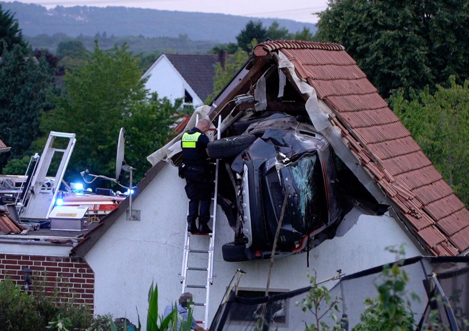 Auto finisce in un tetto a Bohmte, in Germania