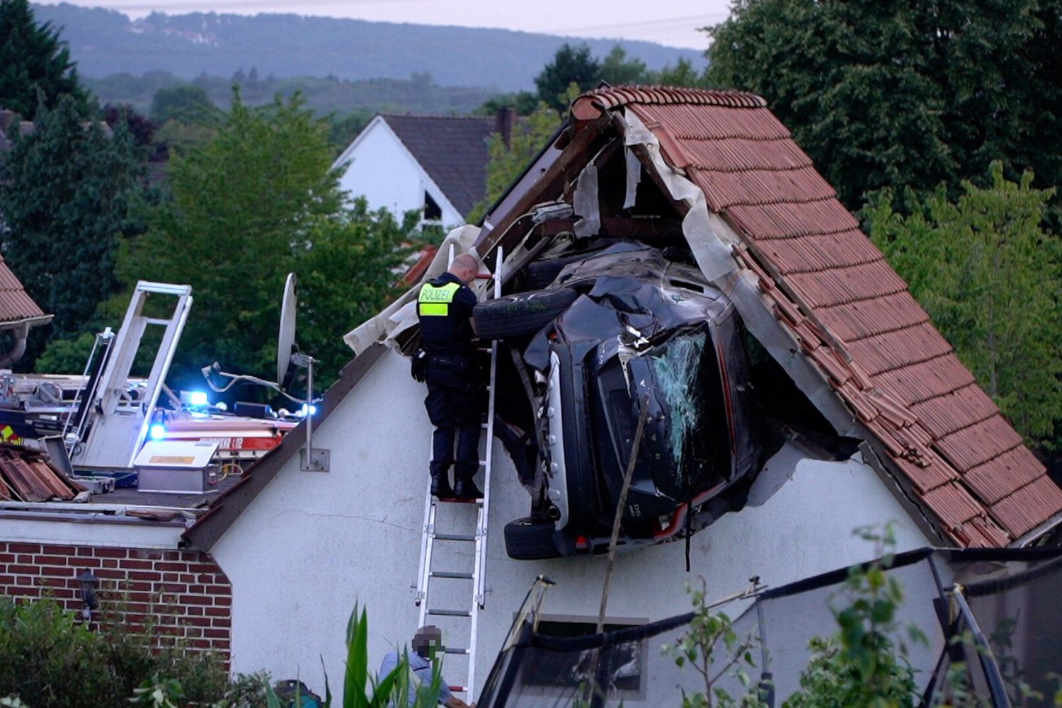 Auto finisce in un tetto a Bohmte, in Germania