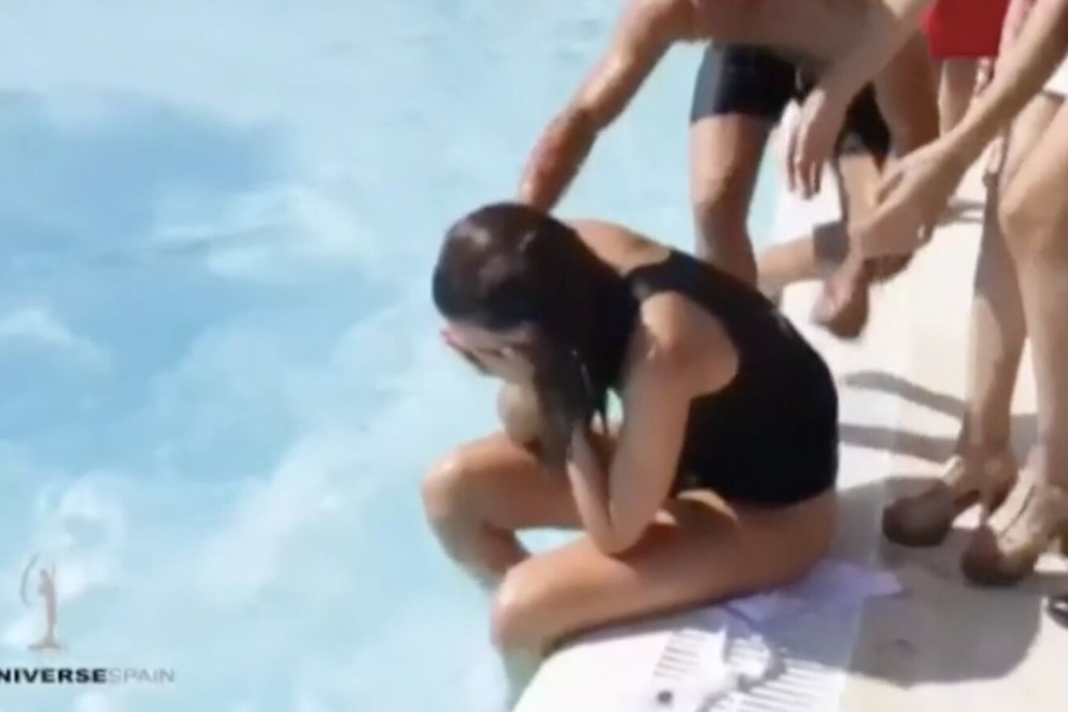 Sfilata a bordo piscina la miss cade in acqua&nbsp;