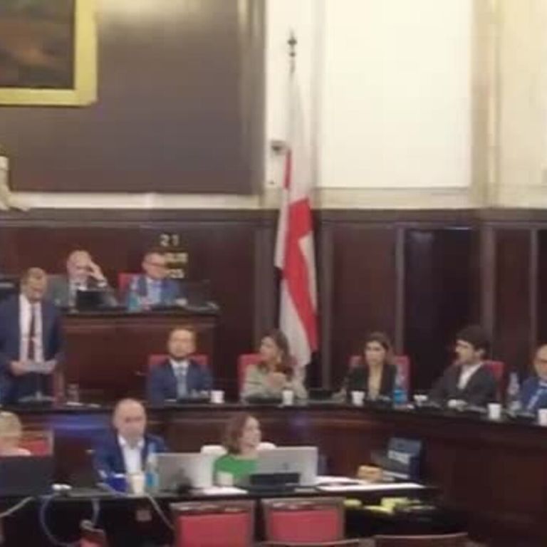 Scintille al consiglio comunale di Milano durante l'intervento del sindaco Sala