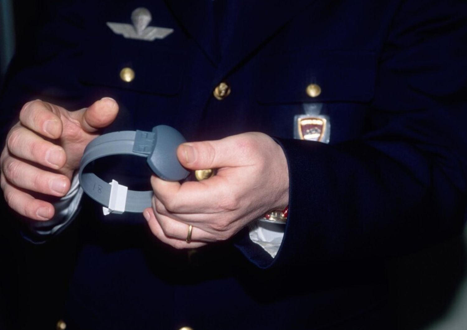 Poliziotto con un braccialetto elettronico