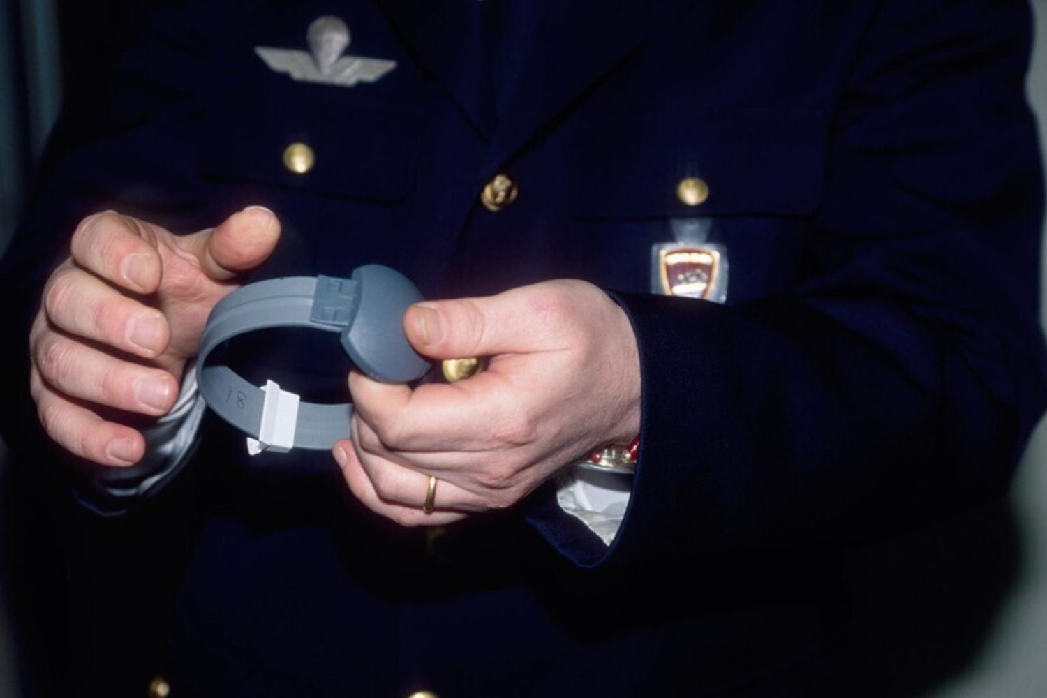 Poliziotto con un braccialetto elettronico