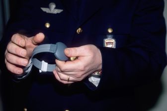 Poliziotto con un braccialetto elettronico