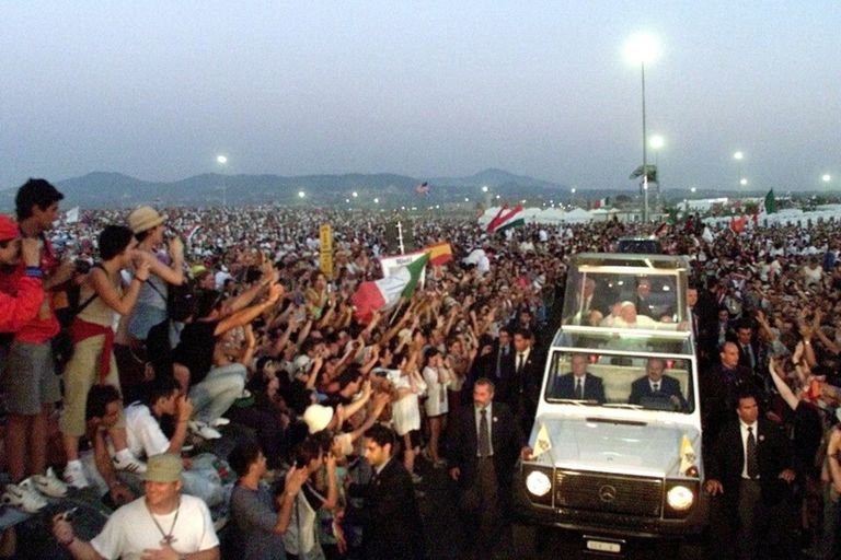 L'arrivo a Tor Vergata di Giovanni Paolo II, nel 2000