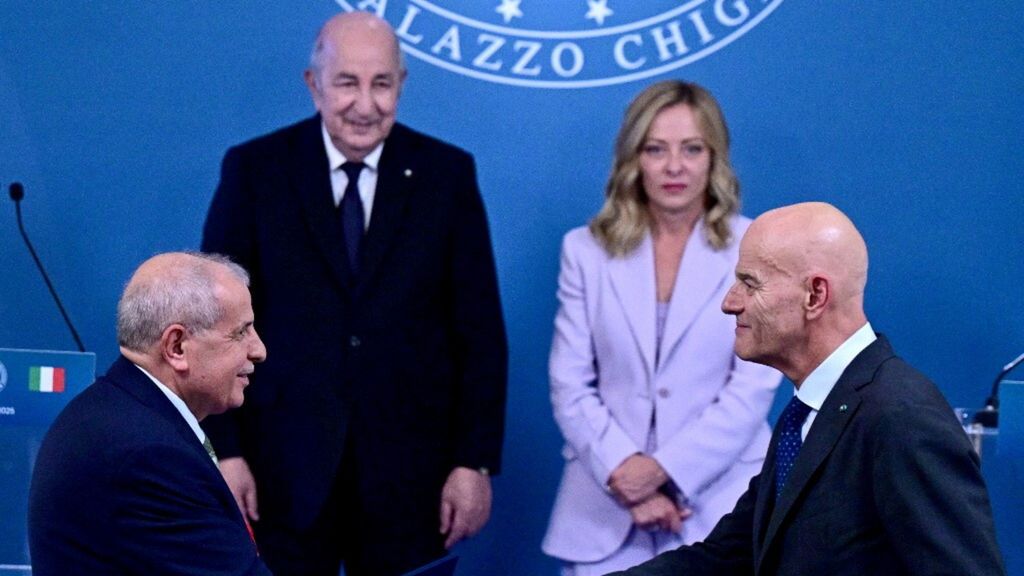 L'ad di Eni Claudio De Scalzi e il presidente di Sonatrach Rachid Hachichi