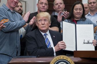 &nbsp;Donald Trump dopo aver firmato il provvedimento sui dazi