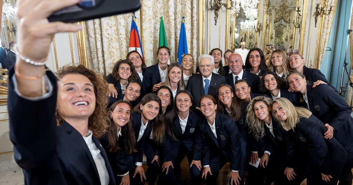 Mattarella riceve le Azzurre del calcio al Quirinale: "Avete reso onore alla maglia e alla bandiera"