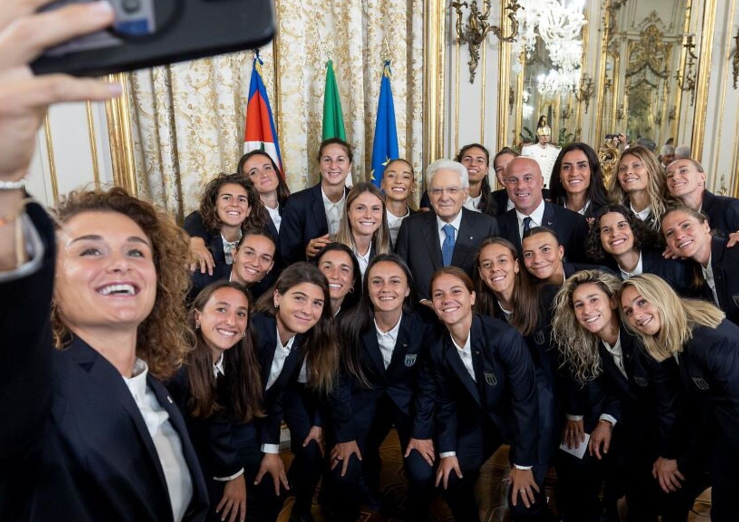 Il Presidente Sergio Mattarella con la Nazionale di calcio femminile partecipante ai Campionati Europei 2025