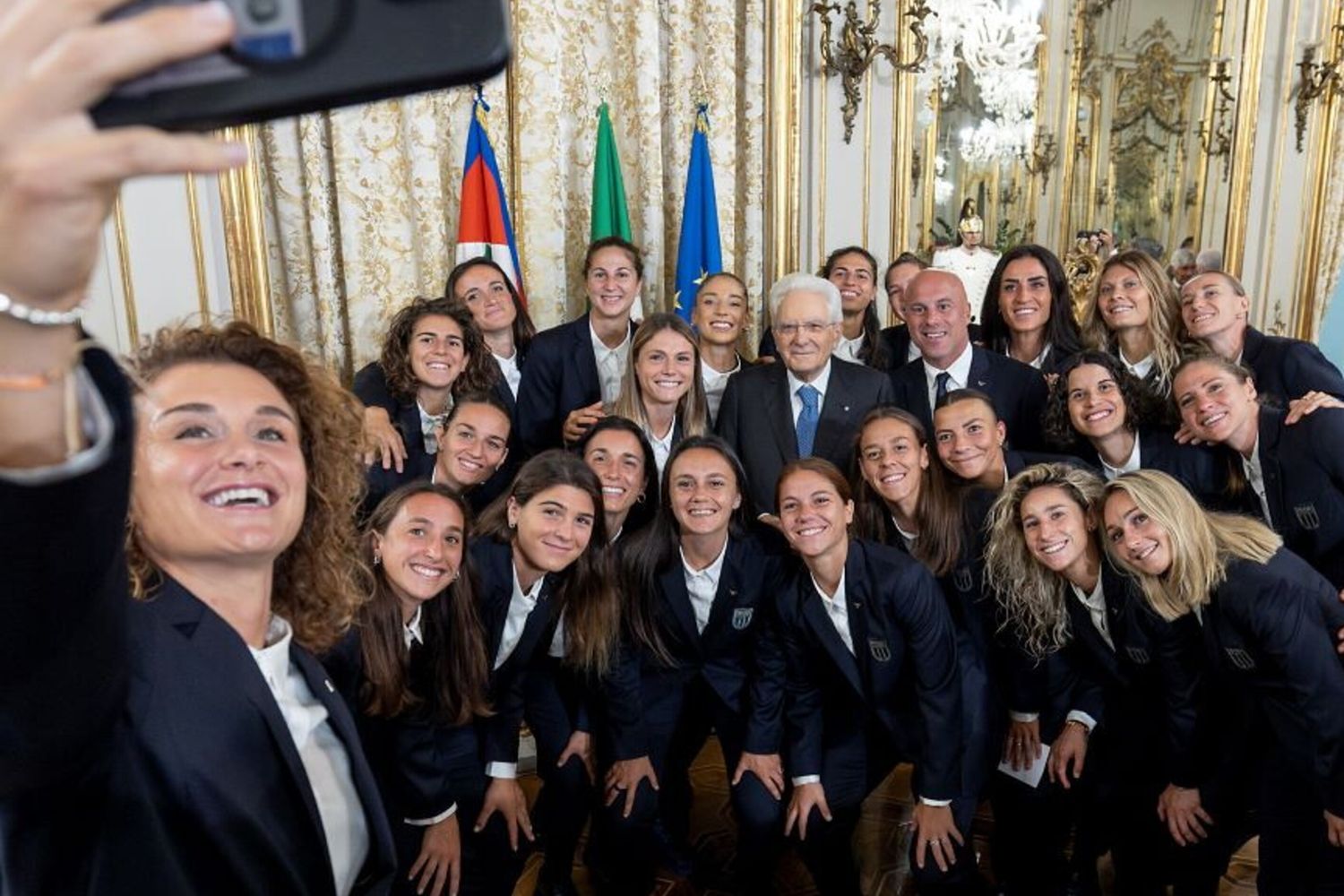 Il Presidente Sergio Mattarella con la Nazionale di calcio femminile partecipante ai Campionati Europei 2025