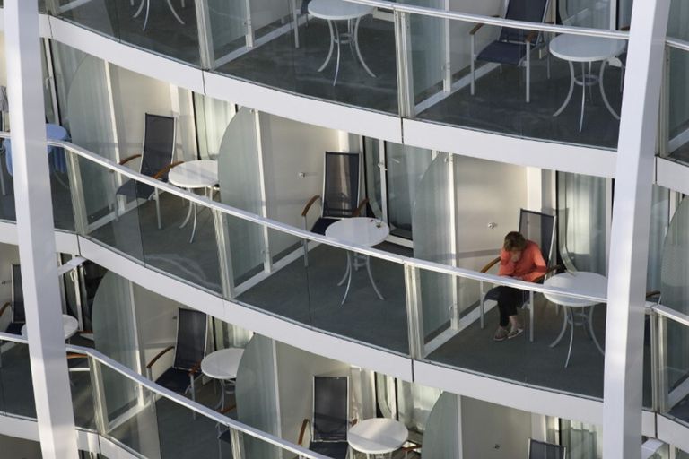 Accoltella la collega e si lancia in mare