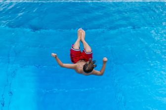 Un bimbo di 7 anni cade in piscina e muore dopo due giorni di agonia