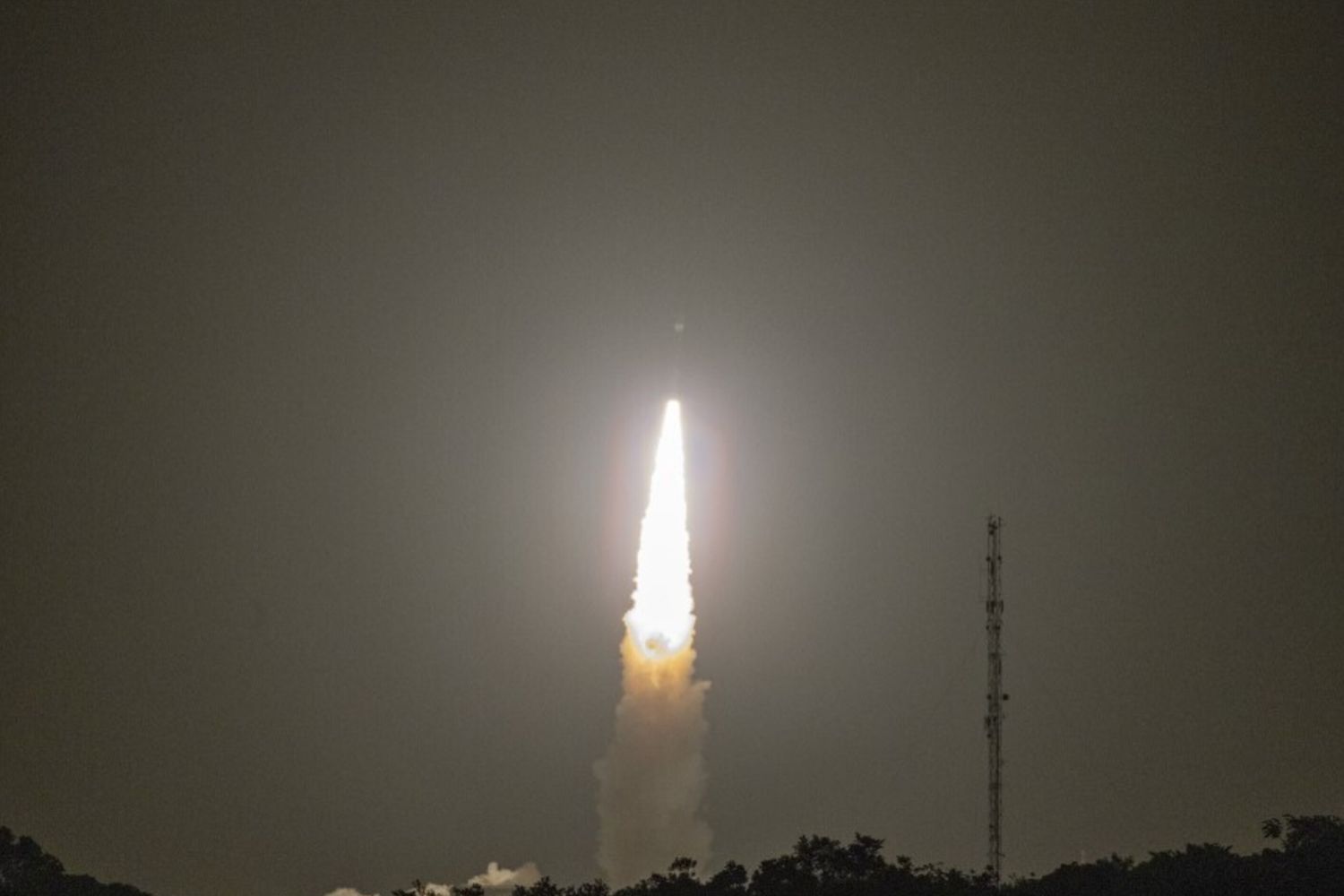 il lancio da parte di Arianespace del razzo VEGA C dal Centro Spaziale di Kourou, nella Guyana francese, il 25 luglio 2025, con a bordo i satelliti CO3D di Airbus Defence e MicroCarb del CNES