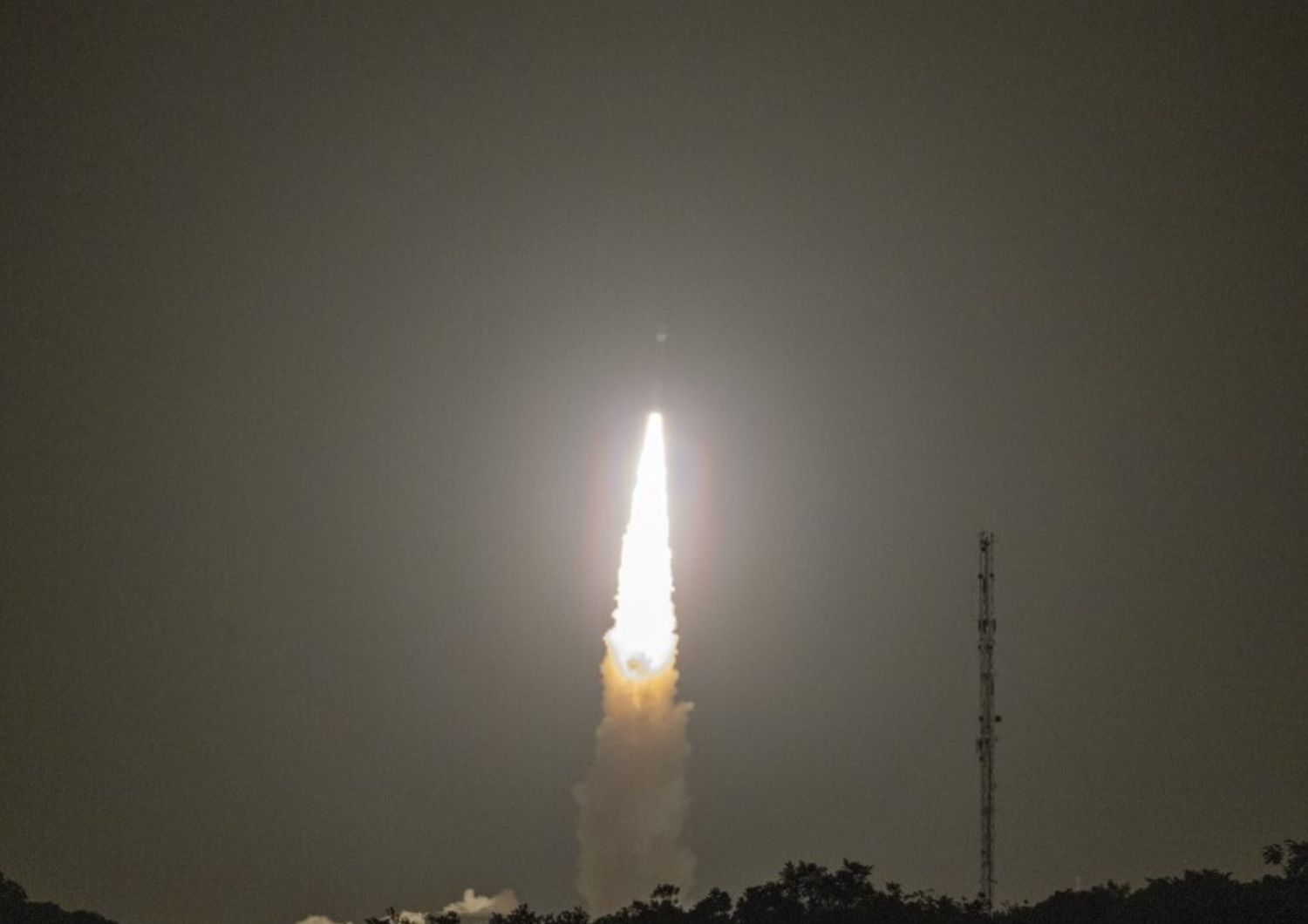 il lancio da parte di Arianespace del razzo VEGA C dal Centro Spaziale di Kourou, nella Guyana francese, il 25 luglio 2025, con a bordo i satelliti CO3D di Airbus Defence e MicroCarb del CNES