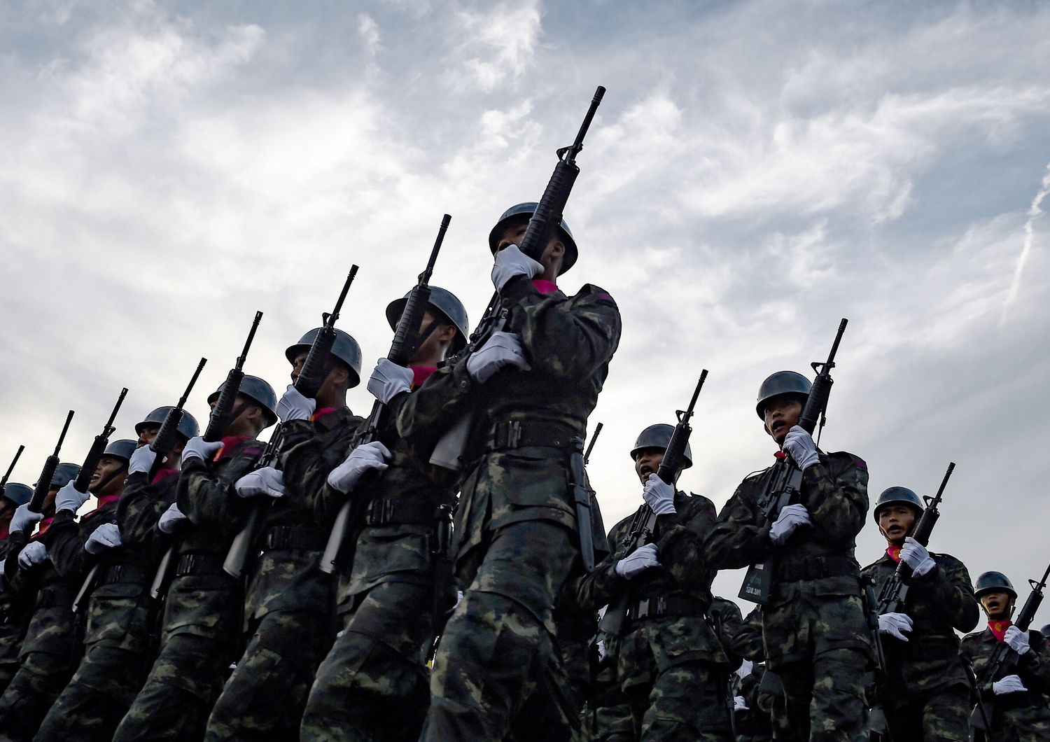 Soldati dell'XI reggimento di fanteria tailandesi marciano durante il giorno nazionale delle forze armate della Tailandia (afp)