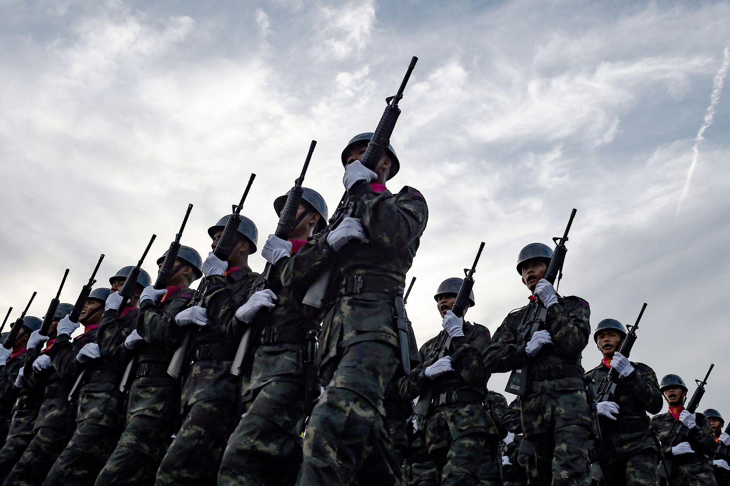 Soldati dell'XI reggimento di fanteria tailandesi marciano durante il giorno nazionale delle forze armate della Tailandia (afp)