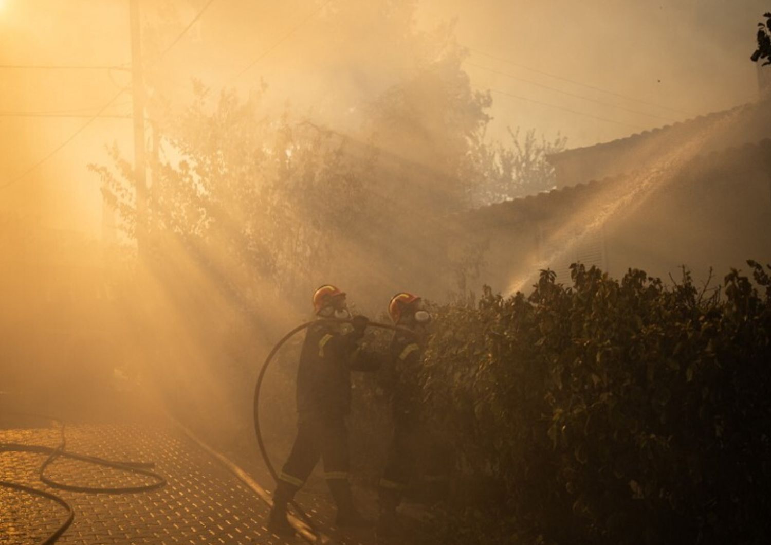Fiamme sempre più vicine ad Atene