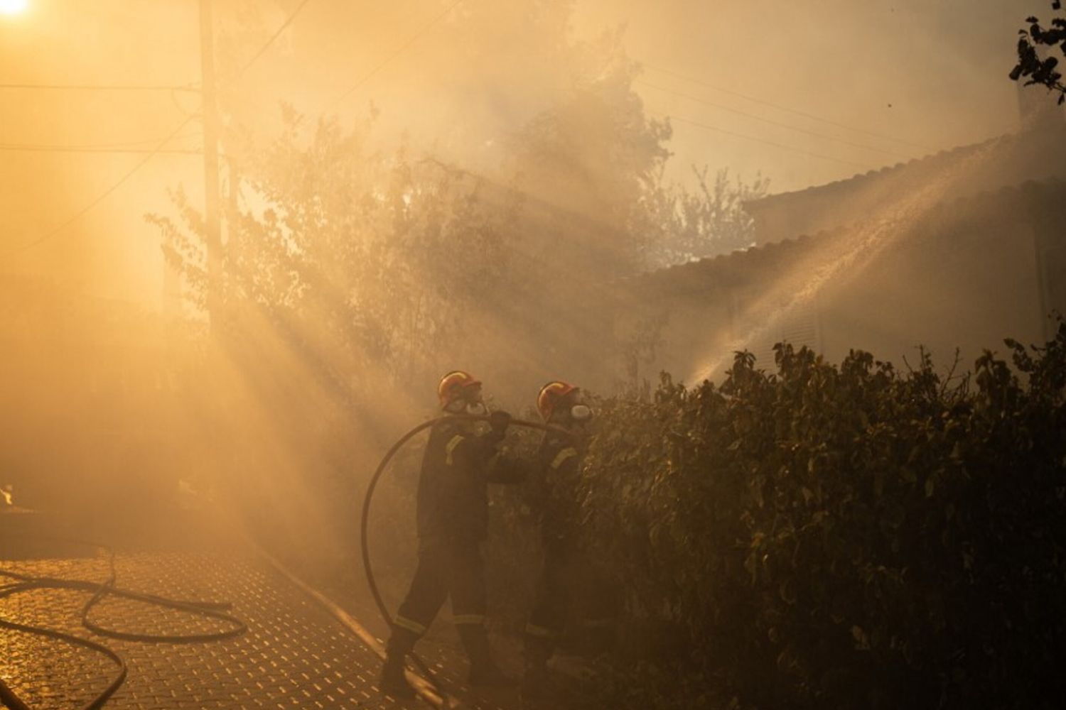 Fiamme sempre più vicine ad Atene