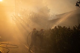 Fiamme sempre più vicine ad Atene
