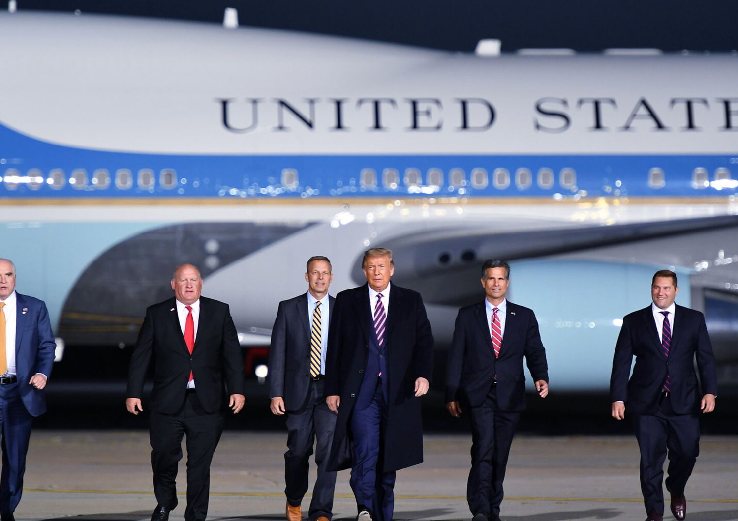 Trump e lo staff scendono dall'Air Force One