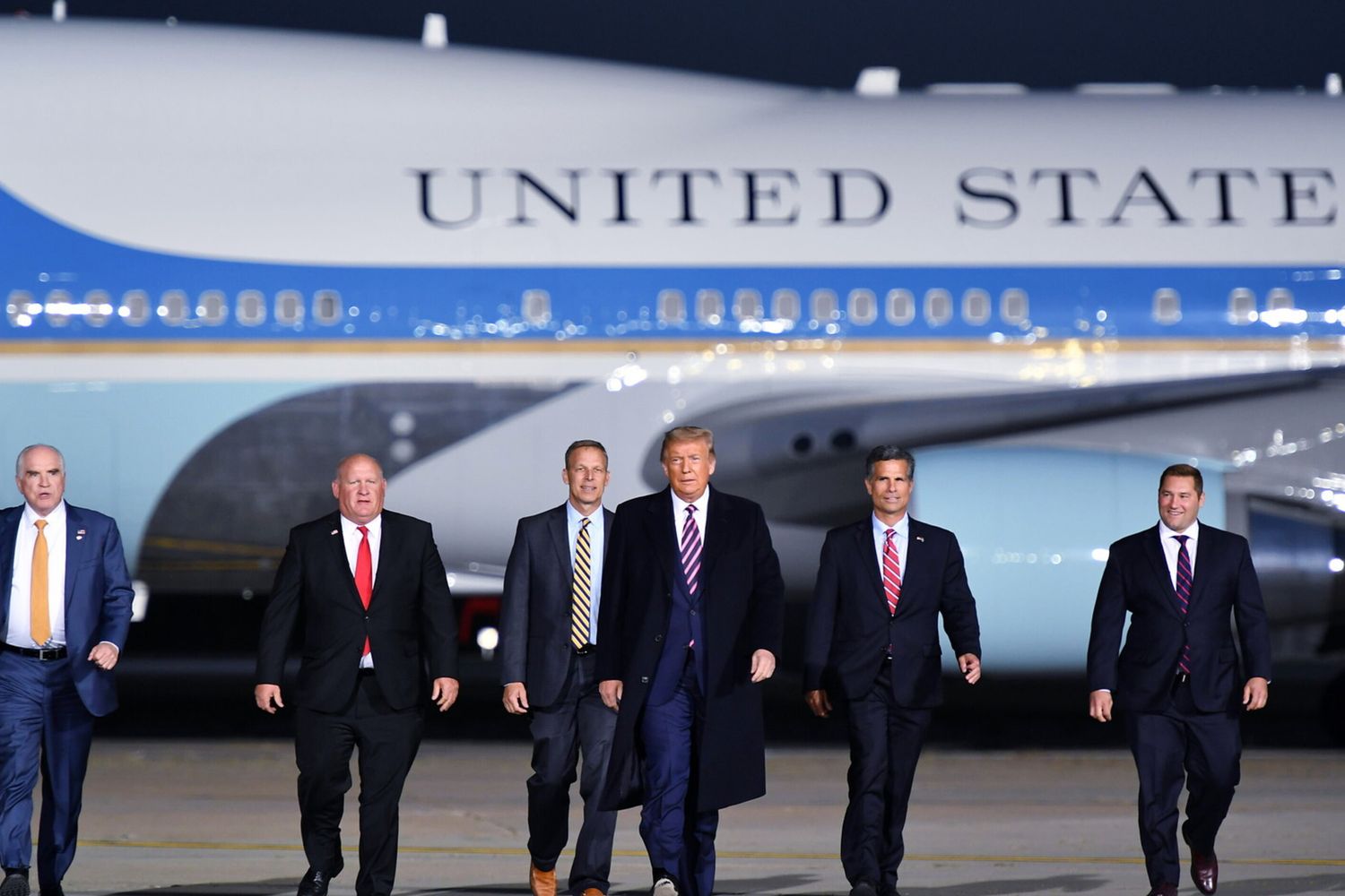 Trump e lo staff scendono dall'Air Force One