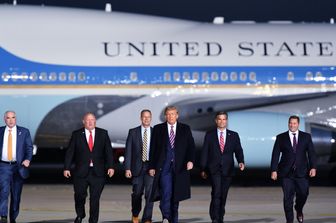 Trump e lo staff scendono dall'Air Force One