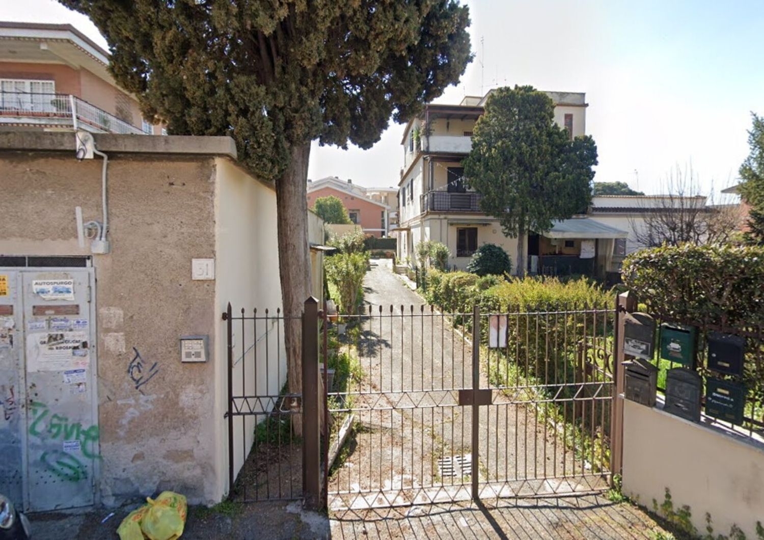 L'edificio bersaglio dei colpi ad Acilia
