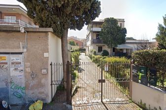 L'edificio bersaglio dei colpi ad Acilia