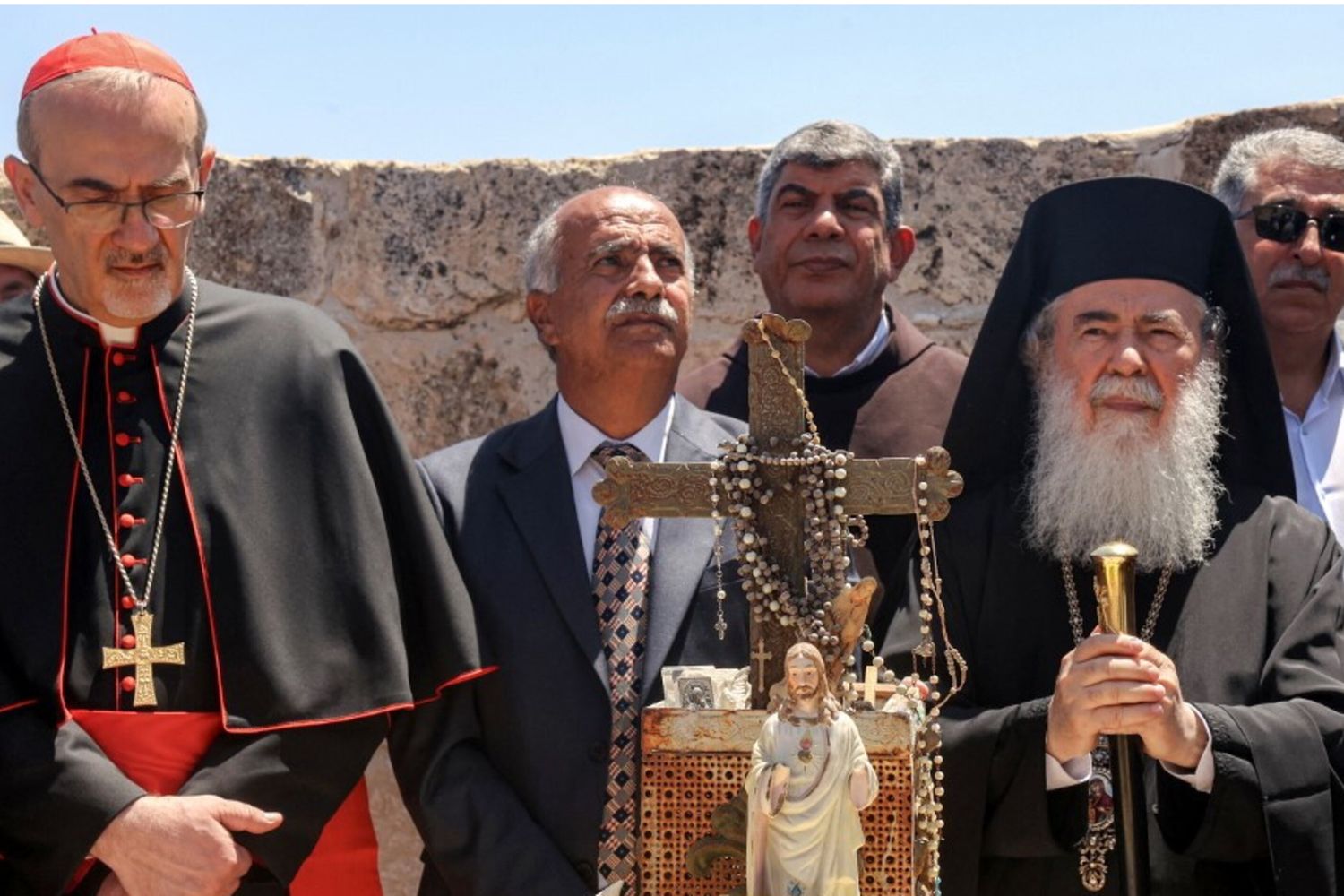 Il Patriarca latino di Gerusalemme Pierbattista Pizzaballa (a destra) e il Vicario apostolico greco-melchita di Gerusalemme Yasser Ayyash (al centro) insieme durante una visita dei capi religiosi di diverse confessioni cristiane alla chiesa di San Giorgio, risalente al V secolo, nel villaggio cristiano palestinese di Taybeh.