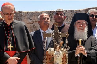 Il Patriarca latino di Gerusalemme Pierbattista Pizzaballa (a destra) e il Vicario apostolico greco-melchita di Gerusalemme Yasser Ayyash (al centro) insieme durante una visita dei capi religiosi di diverse confessioni cristiane alla chiesa di San Giorgio, risalente al V secolo, nel villaggio cristiano palestinese di Taybeh.