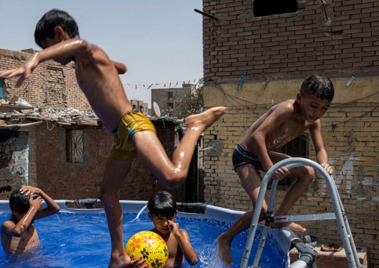 Stretta del governo sulle piscine