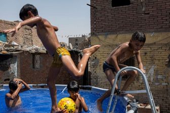 Stretta del governo sulle piscine