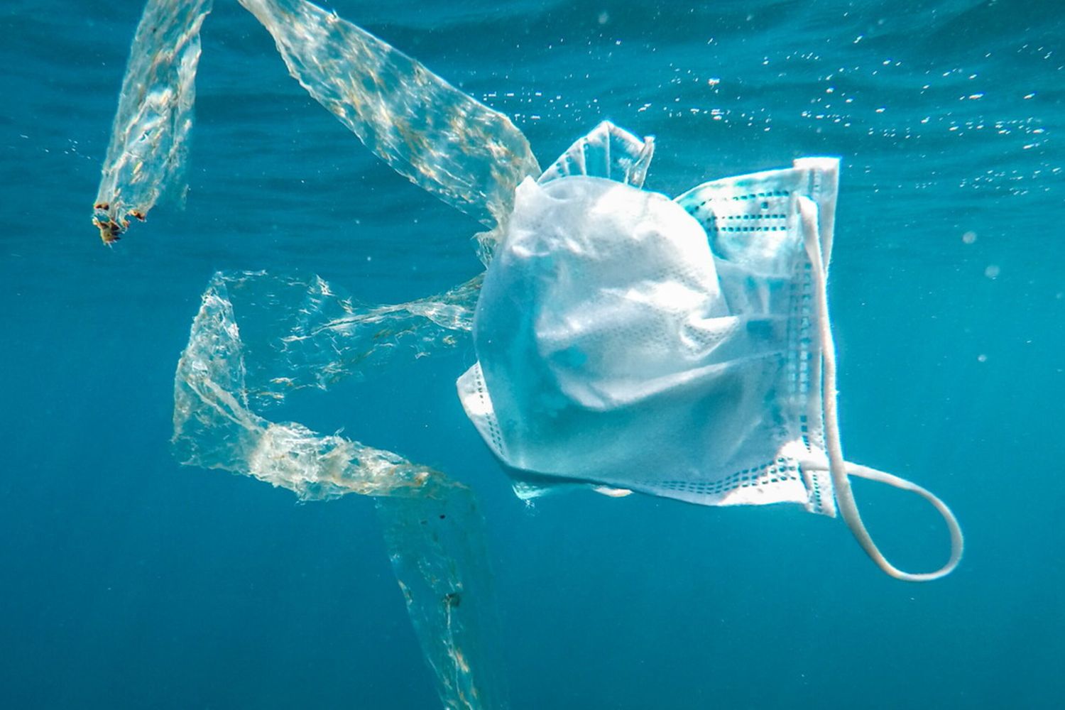 Mascherine in mare, aggiungono microplastiche inquinanti