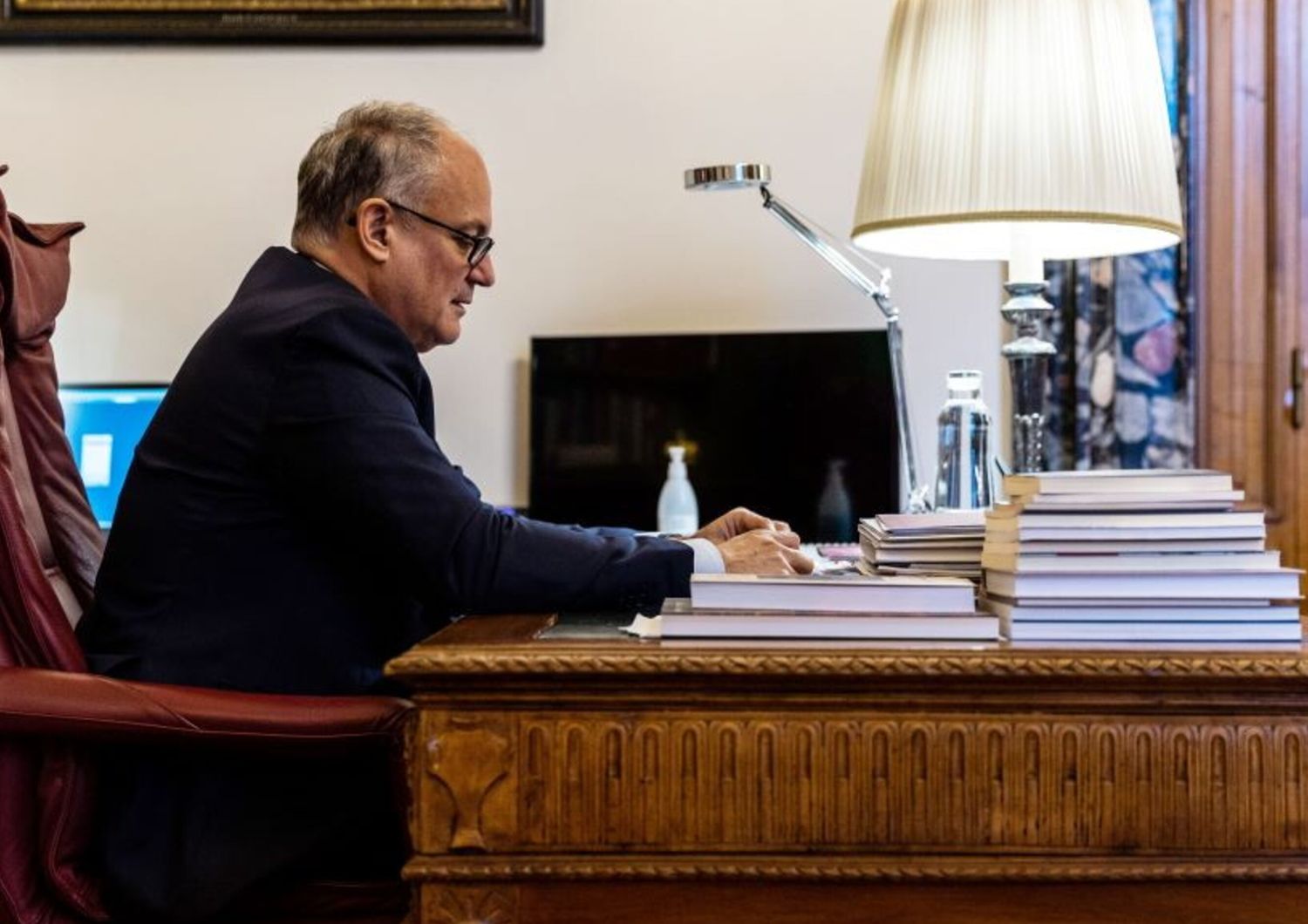 Il sindaco di Roma Roberto Gualtieri nel suo ufficio in Campidoglio
