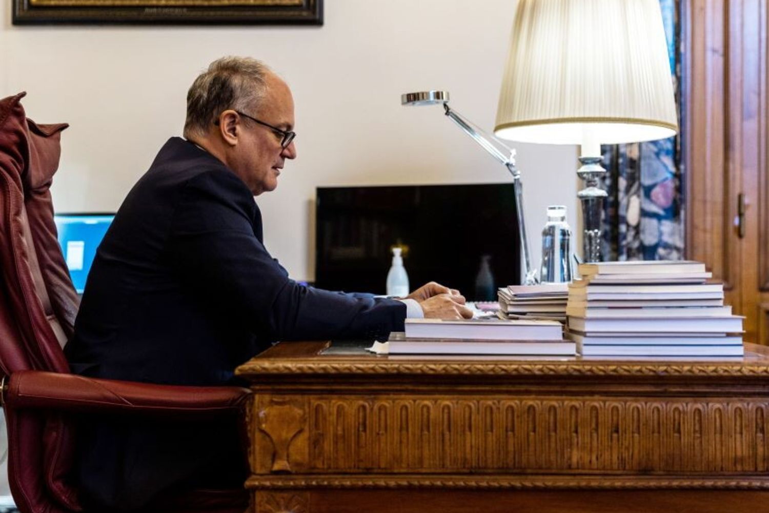 Il sindaco di Roma Roberto Gualtieri nel suo ufficio in Campidoglio