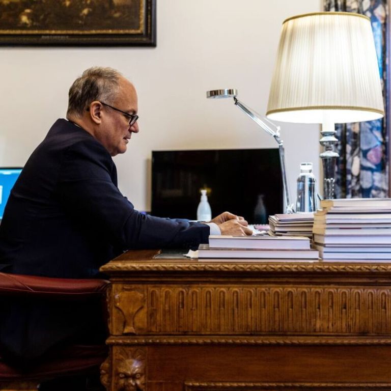 Il sindaco di Roma Roberto Gualtieri nel suo ufficio in Campidoglio