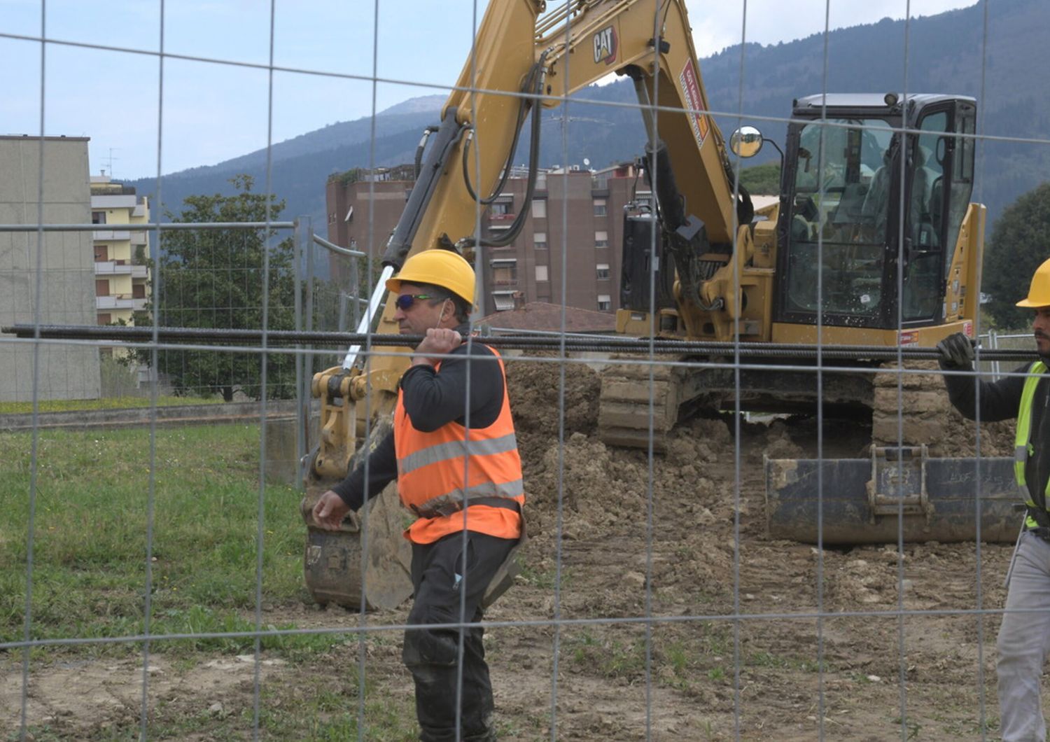 Operai al lavoro in un cantiere edile