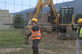 Operai al lavoro in un cantiere edile