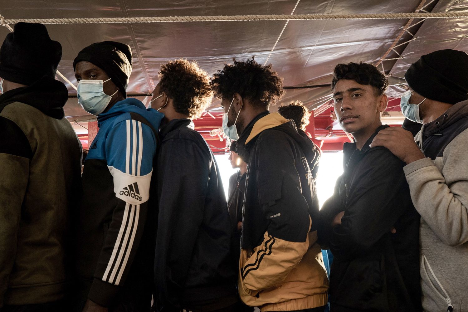 Migranti presenti sulla Ocean Viking al porto di Tolone