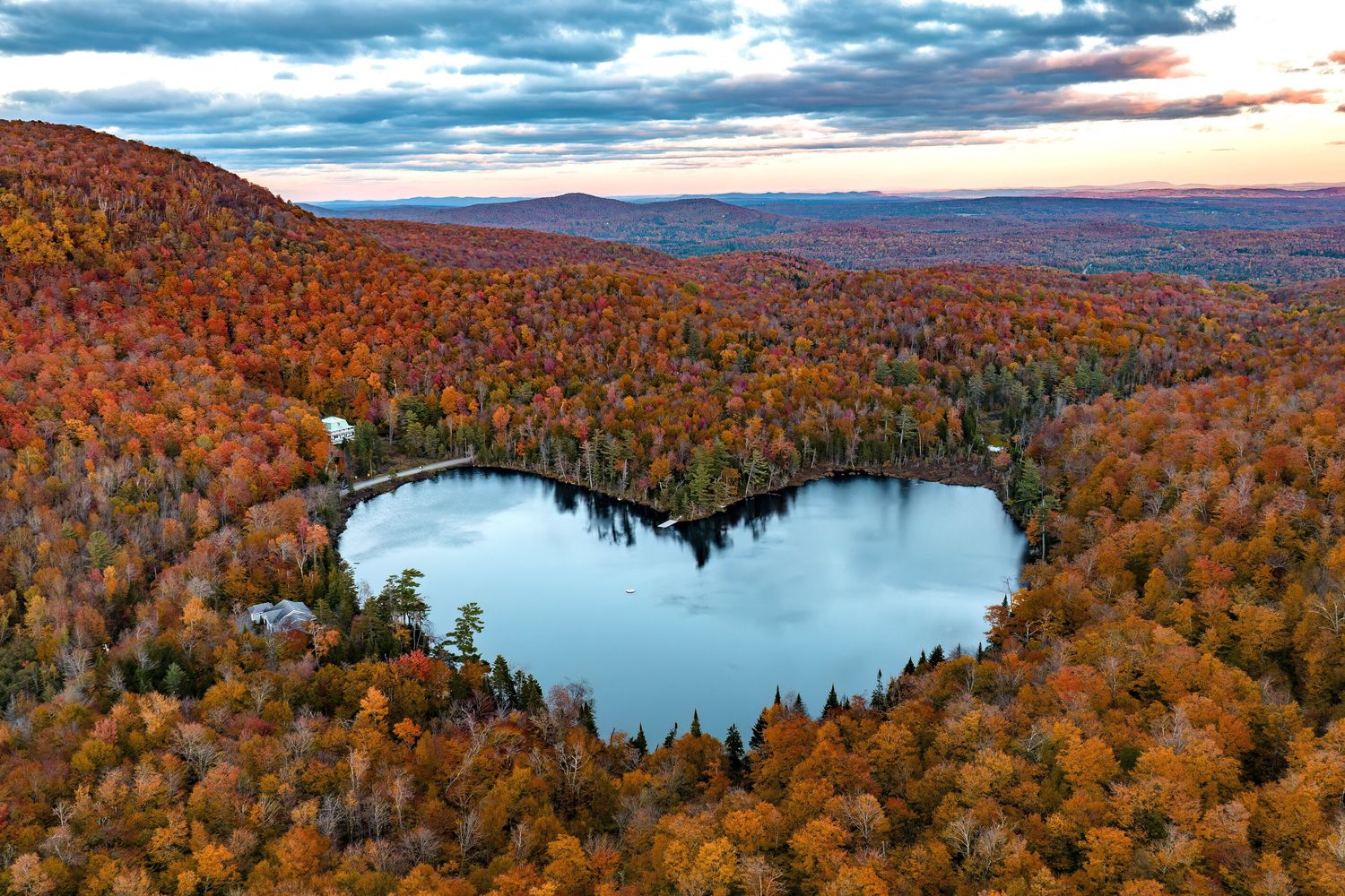 Il lago Baker, in Quebec, con la sua curiosa forma di cuore