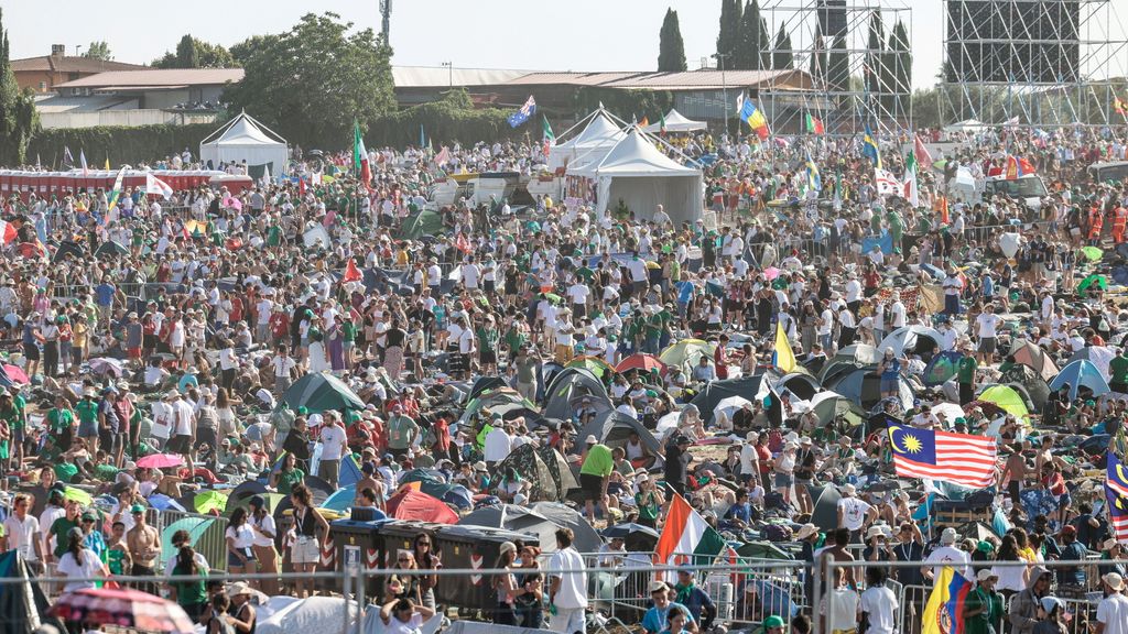 Giubileo dei Giovani, un milione di ragazzi per la veglia a Tor Vergata. Il Papa arriva in elicottero