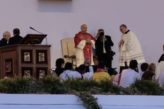 Il Papa ai giovani: "Cercate con passione la verità e fate attenzione ai social, sono ambigui"