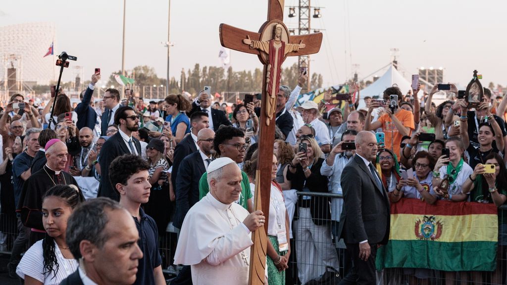 Il Papa ai giovani: "Cercate con passione la verità e fate attenzione ai social, sono ambigui"