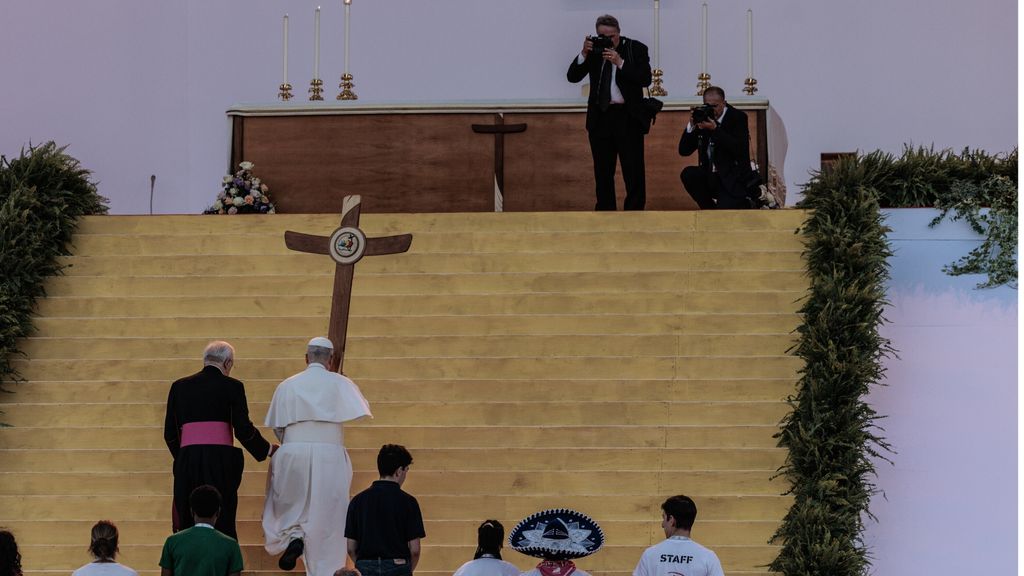 Il Papa ai giovani: "Cercate con passione la verità e fate attenzione ai social, sono ambigui"