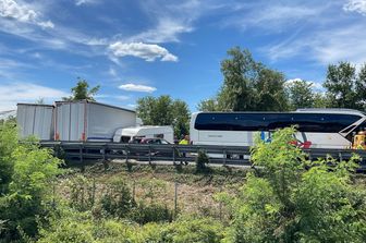 Camion salta la corsia in A1. Tre morti e 17 feriti in Valdarno