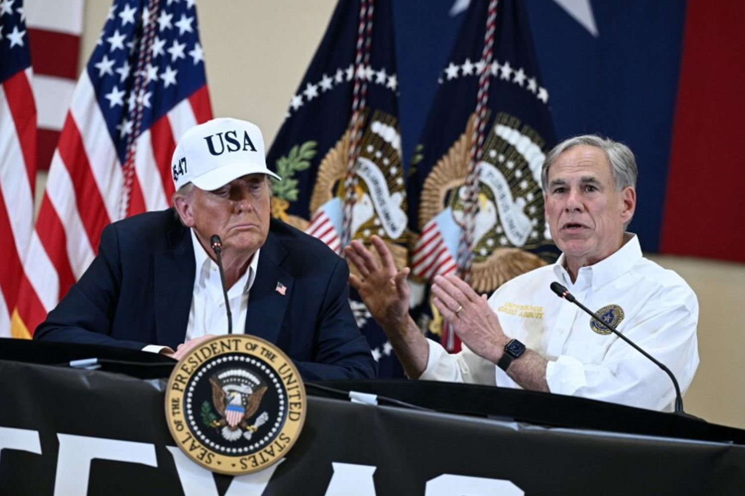 Il governatore del Texas, il Repubblicano Greg Abbott,  con Trump