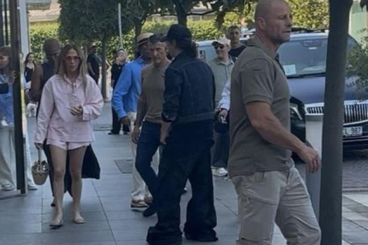 Troppa folla in un negozio di Chanel. Negato l'ingresso a JLo